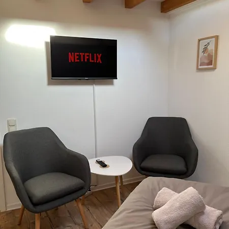 - Balkon - Netflix - Parkplatz - Kingsize-bett *